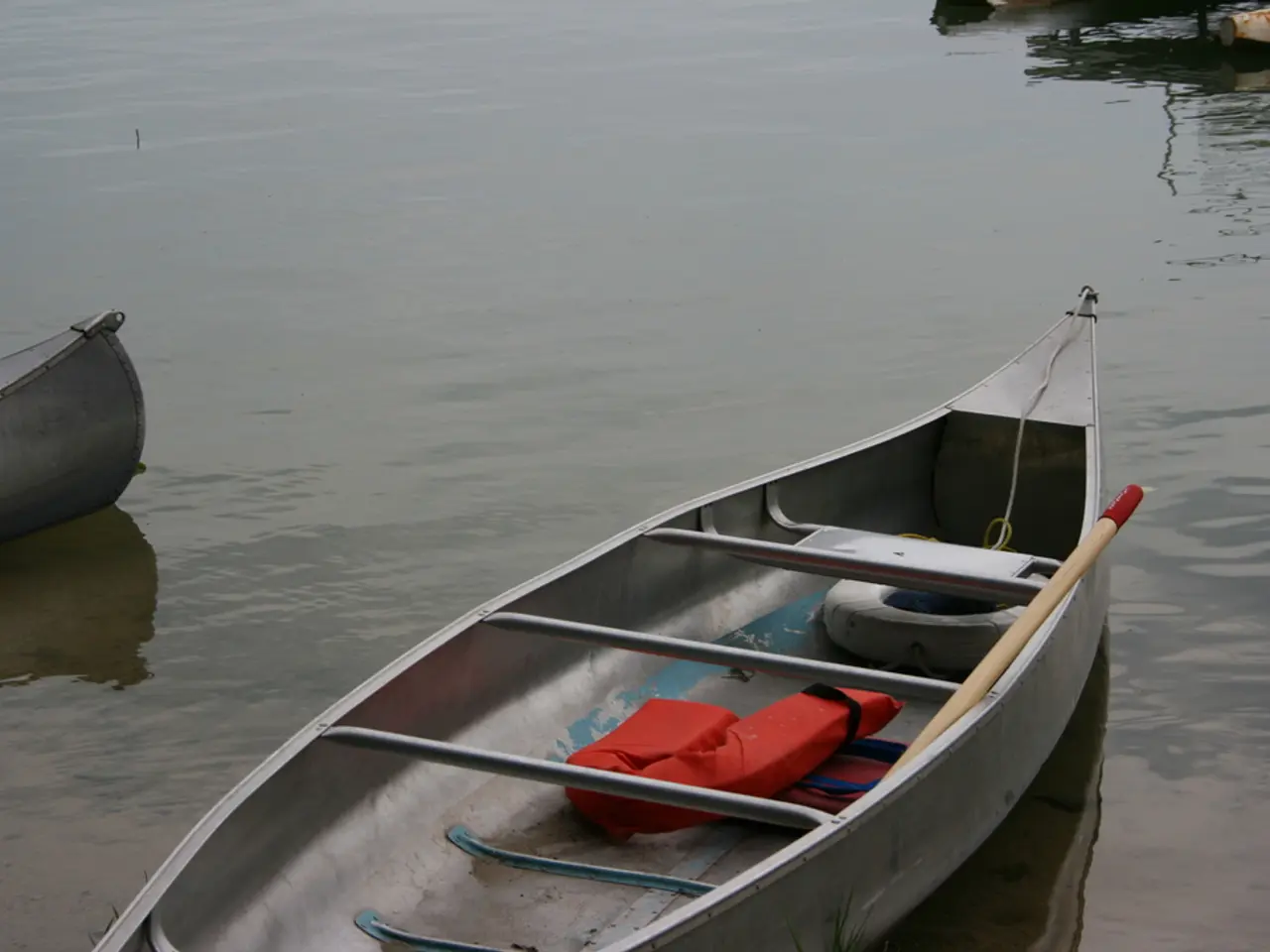 Homemade Water Vessel Crafted from Rubber Bands and Boat-like Structure