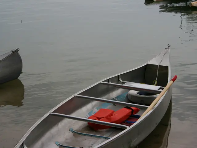 Homemade Water Vessel Crafted from Rubber Bands and Boat-like Structure