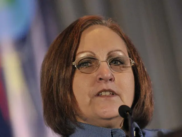 Expert Insights into Subtle Body Language Signals Thriving Online