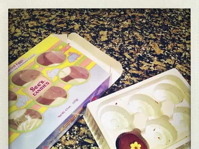 Foraging strategies of worms adapt through social signal modifications